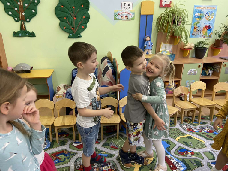 ДЕНЬ ОБЪЯТИЙ - КЛАССНЫЙ ПРАЗДНИК.